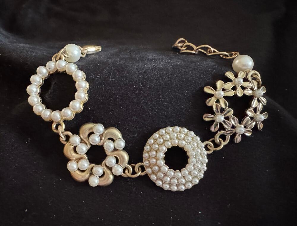 Vintage Style Gold Tone Faux Pearl Bracelet Floral Circle Links 7-8” B062